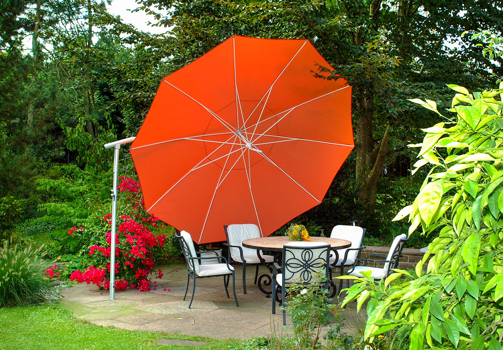 Side pole parasol in red in a patio